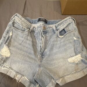 light wash hollister ultra high rise mom jean short size 14 w32